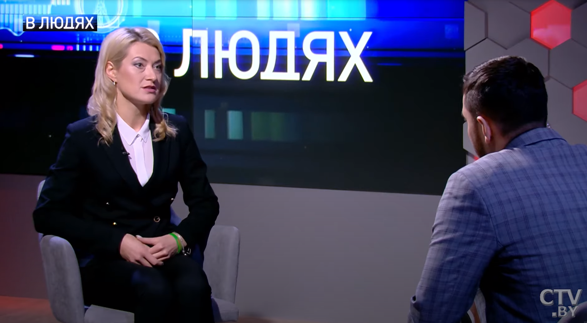 «Я говорю потому, что являюсь женой офицера». Юлия Артюх о том самом выступлении на женском форуме и том, что было после-10 «Я говорю потому, что являюсь женой офицера». Юлия Артюх о том самом выступлении на женском форуме и том, что было после-10