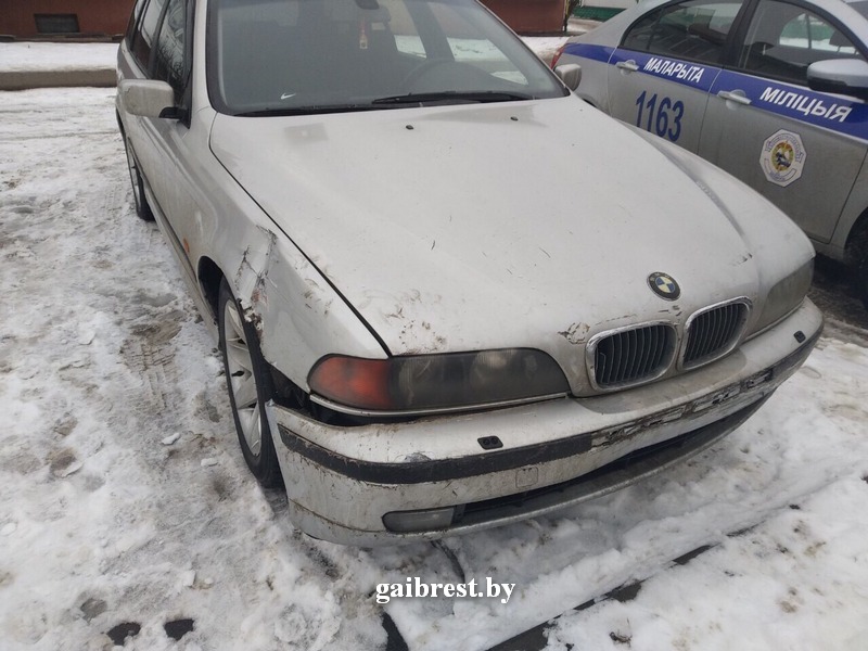 В Малорите 18-летний водитель BMW повредил забор лицея и скрылся-4