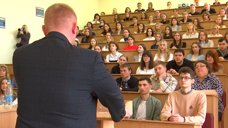 «Хотим пообщаться откровенно». В Пинске прошёл «Зачётный разговор» со студентами