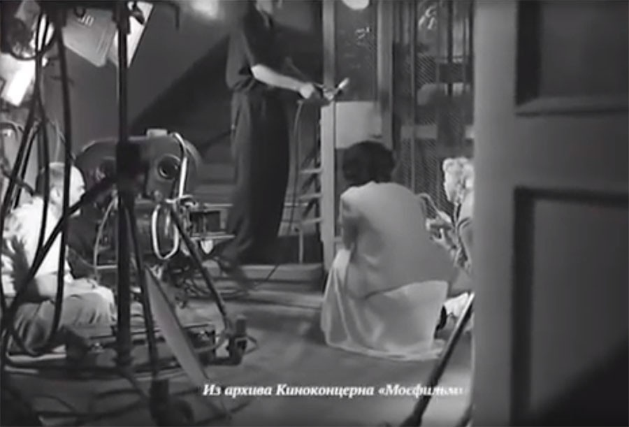 А вы знаете, что происходило за кадром? Редкие фото со съёмок новогодних фильмов-7