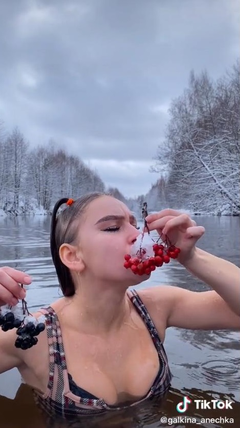 Закаливание или хайп? Как девушка купается в ледяном пруду и набирает миллионы просмотров-7
