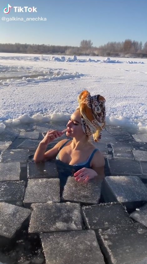 Закаливание или хайп? Как девушка купается в ледяном пруду и набирает миллионы просмотров-1