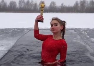 Закаливание или хайп? Как девушка купается в ледяном пруду и набирает миллионы просмотров