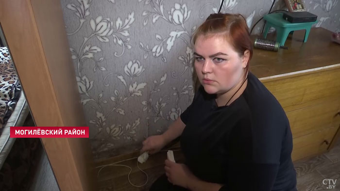 Стена вся мокрая, всё в плесени. В квартире молодой семьи вода на полу: кто в этом виноват?-1
