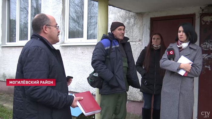 Стена вся мокрая, всё в плесени. В квартире молодой семьи вода на полу: кто в этом виноват?-33