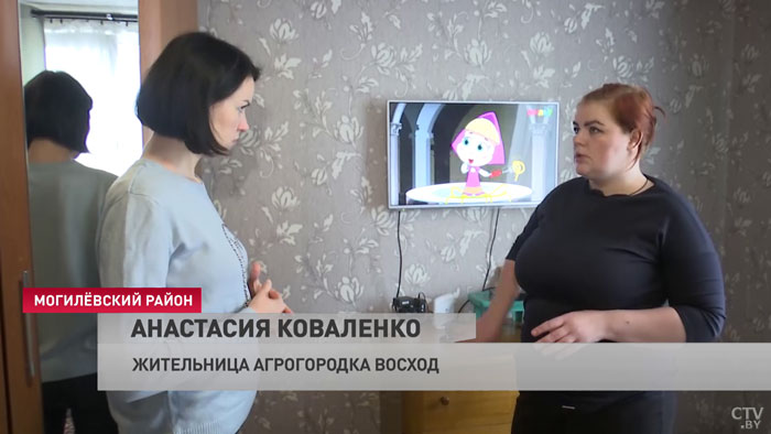Стена вся мокрая, всё в плесени. В квартире молодой семьи вода на полу: кто в этом виноват?-7