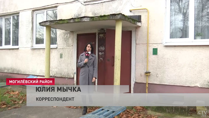 Стена вся мокрая, всё в плесени. В квартире молодой семьи вода на полу: кто в этом виноват?-15