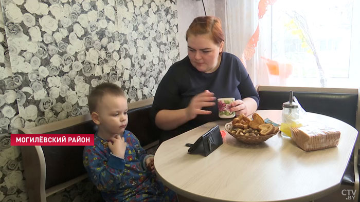 Стена вся мокрая, всё в плесени. В квартире молодой семьи вода на полу: кто в этом виноват?-13