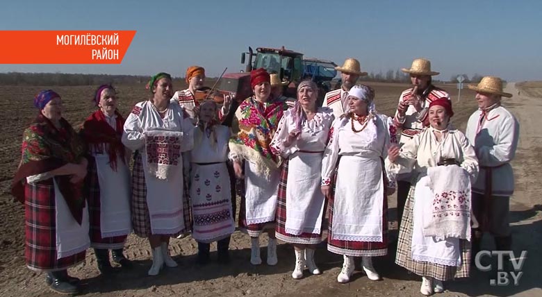 Закопать горшочек с кашей в поле: в Могилёвской области посевную начали с древних обрядов-12