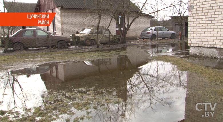 «Вчера вышли – нам страшно стало». Из-за неисправной ливневки затопило дома жителей агрогородка в Щучинском районе-34