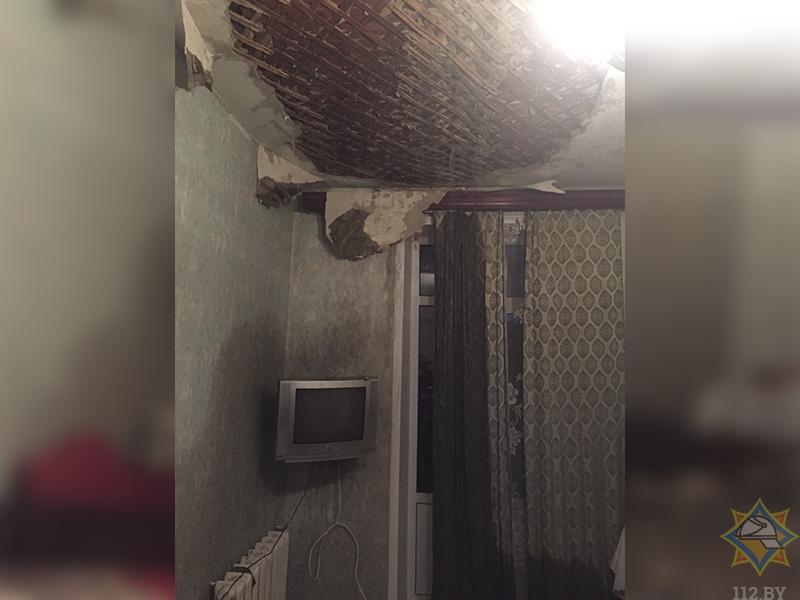 Обвалилась штукатурка. В Минске из-за грозы оказались подтоплены несколько квартир
