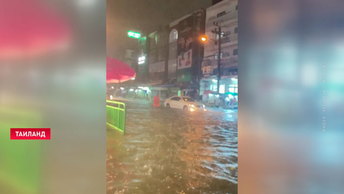 Вода по колено – сильные ливни затопили столицу Таиланда и не думают прекращаться