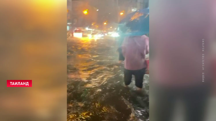 Вода по колено – сильные ливни затопили столицу Таиланда и не думают прекращаться-1