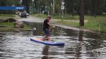 В Борисове жители рыбачат в огромной луже и занимаются серфингом посреди дороги. Что мешает устранить проблему затопления двора?