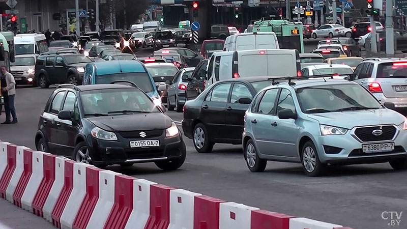 Из-за аварии на мосту через Свислочь в Минске образовался крупный затор -1