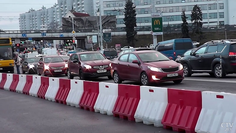 Из-за аварии на мосту через Свислочь в Минске образовался крупный затор -3