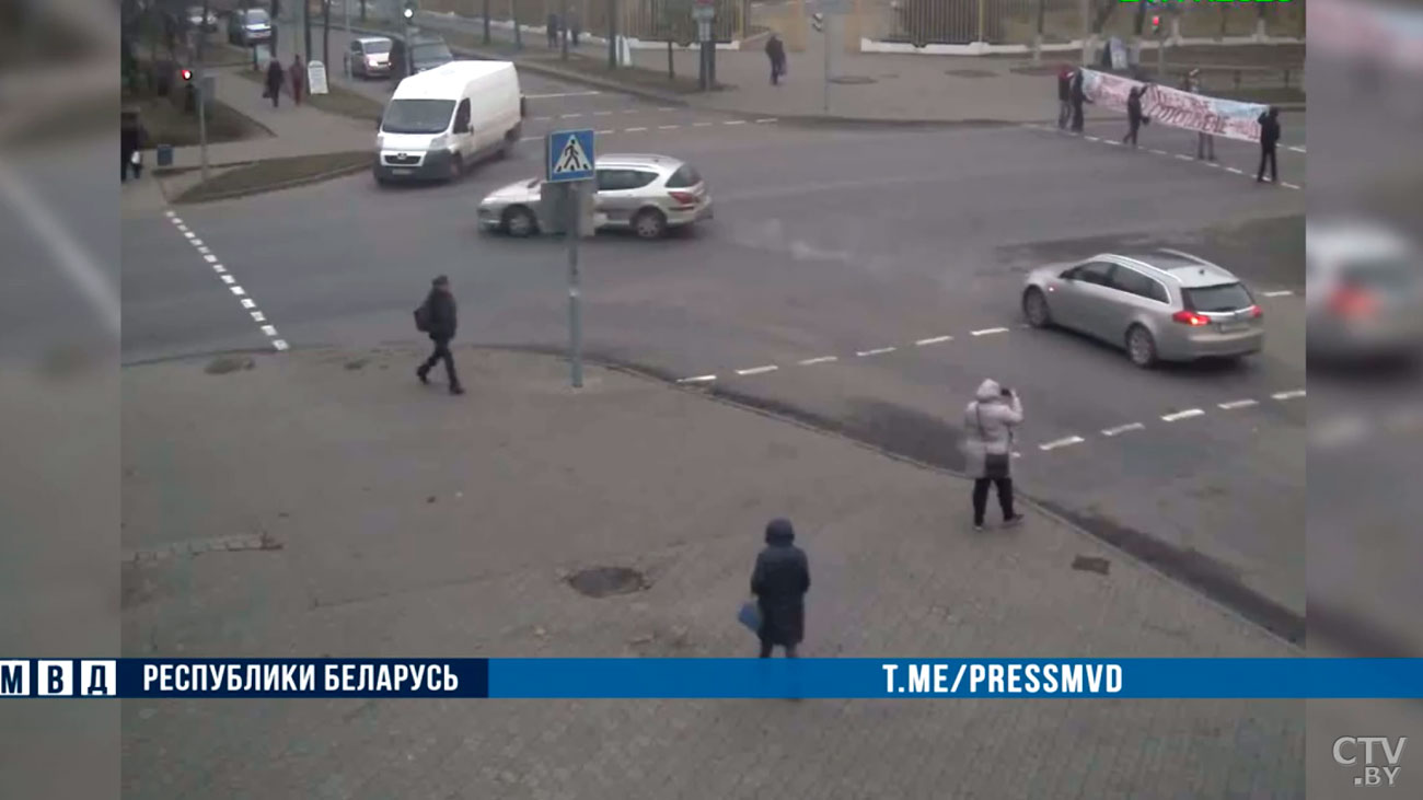 Молодые люди растянули плакат, перекрыв движение транспорта в Молодечно. Завершено расследование уголовного дела-1