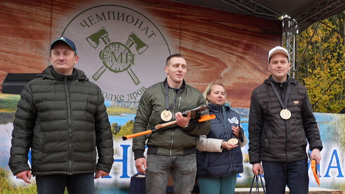 «Мы никогда не сломаемся». Завершился чемпионат по колке дров среди СМИ