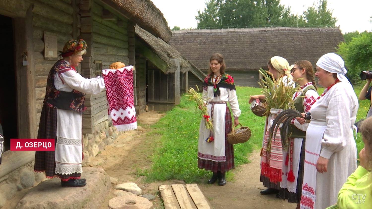 Заглянули в корчму и попробовали национальные блюда. Как в Музее народной архитектуры и быта прошел обряд «Зажинки»-17