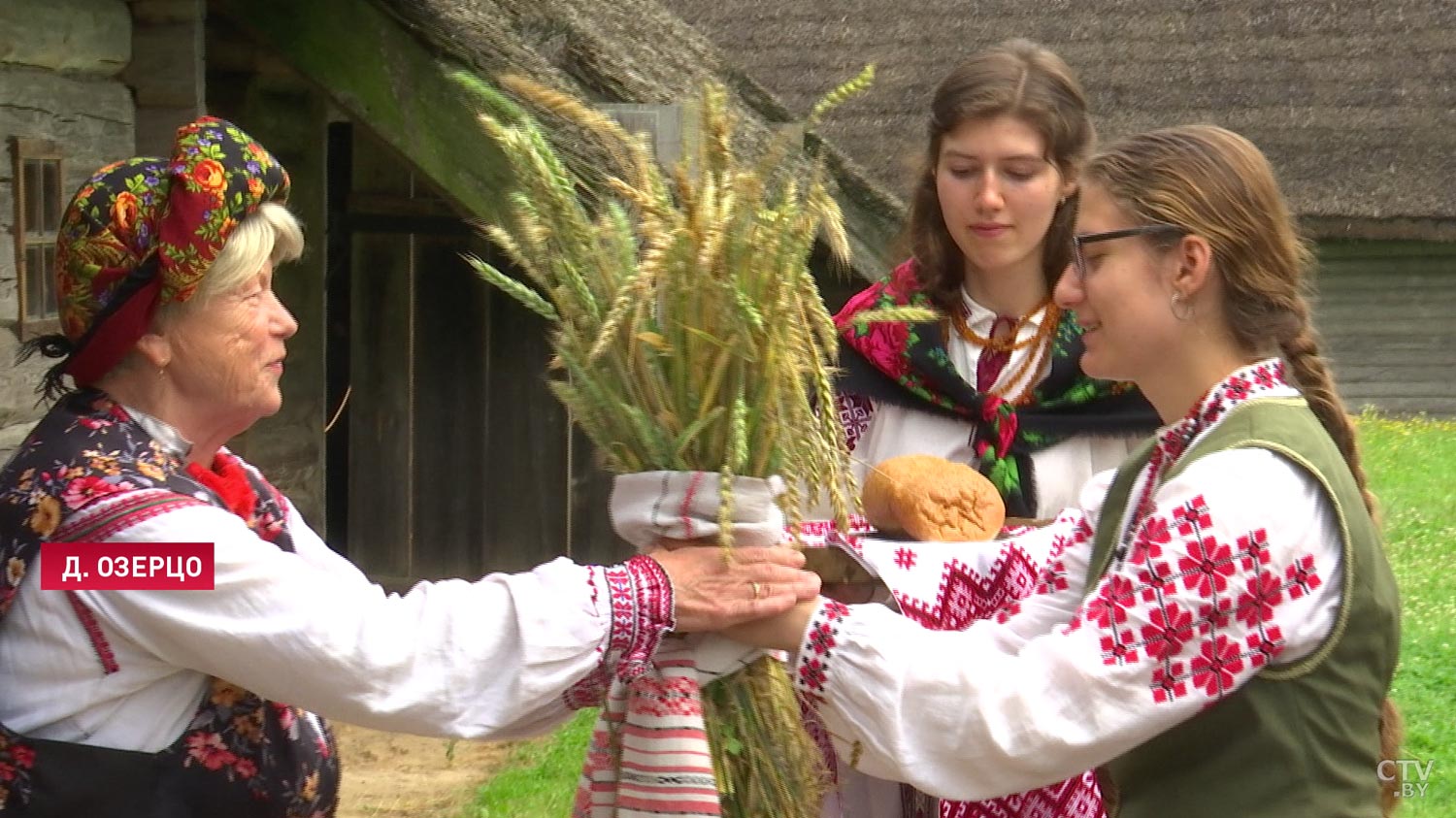 Заглянули в корчму и попробовали национальные блюда. Как в Музее народной архитектуры и быта прошел обряд «Зажинки»-20