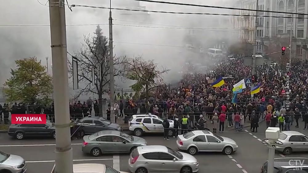 Массовый протест в Киеве. Здание Конституционного суда забросали петардами-1