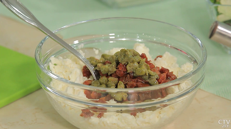 Зелёный омлет с брынзой и вялеными томатами. Простой рецепт вкусного завтрака-4