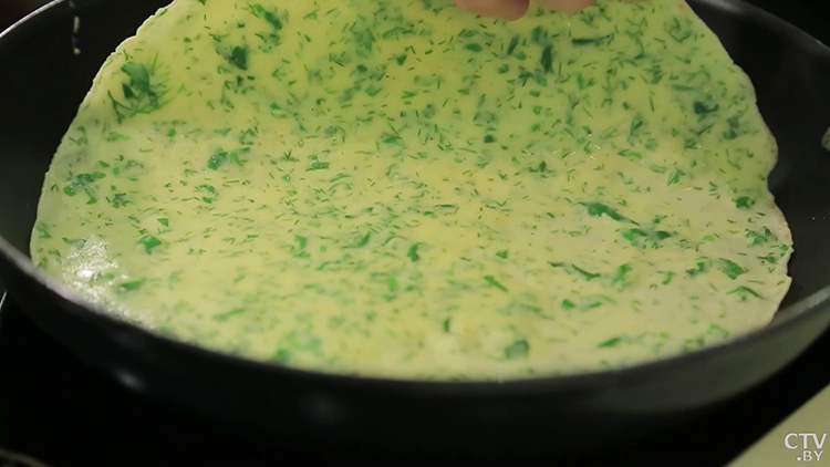 Зелёный омлет с брынзой и вялеными томатами. Простой рецепт вкусного завтрака-7