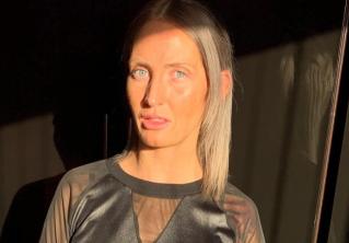 Друзья всё ещё посмеиваются. Женщина использовала крем для загара и стала зелёной