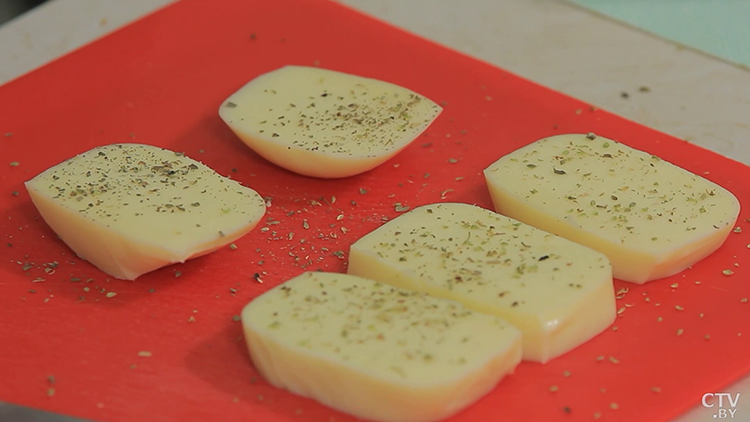 Как приготовить жареный сулугуни с клюквенным соусом? Шеф-повар показал пошаговый рецепт-1