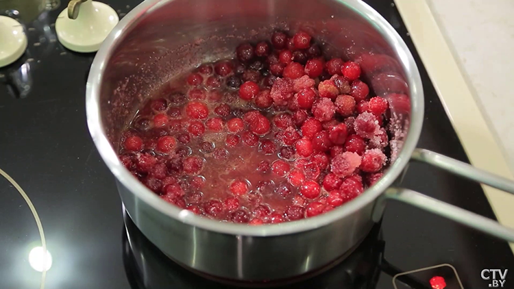 Как приготовить жареный сулугуни с клюквенным соусом? Шеф-повар показал пошаговый рецепт-7