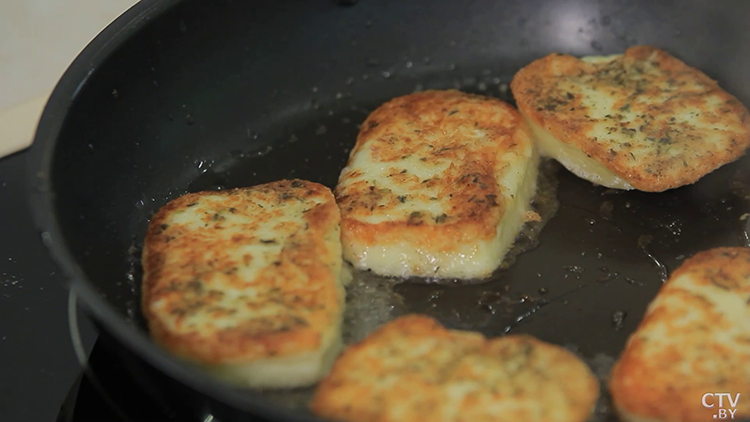 Как приготовить жареный сулугуни с клюквенным соусом? Шеф-повар показал пошаговый рецепт-16