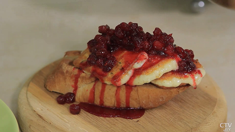 Как приготовить жареный сулугуни с клюквенным соусом? Шеф-повар показал пошаговый рецепт-19