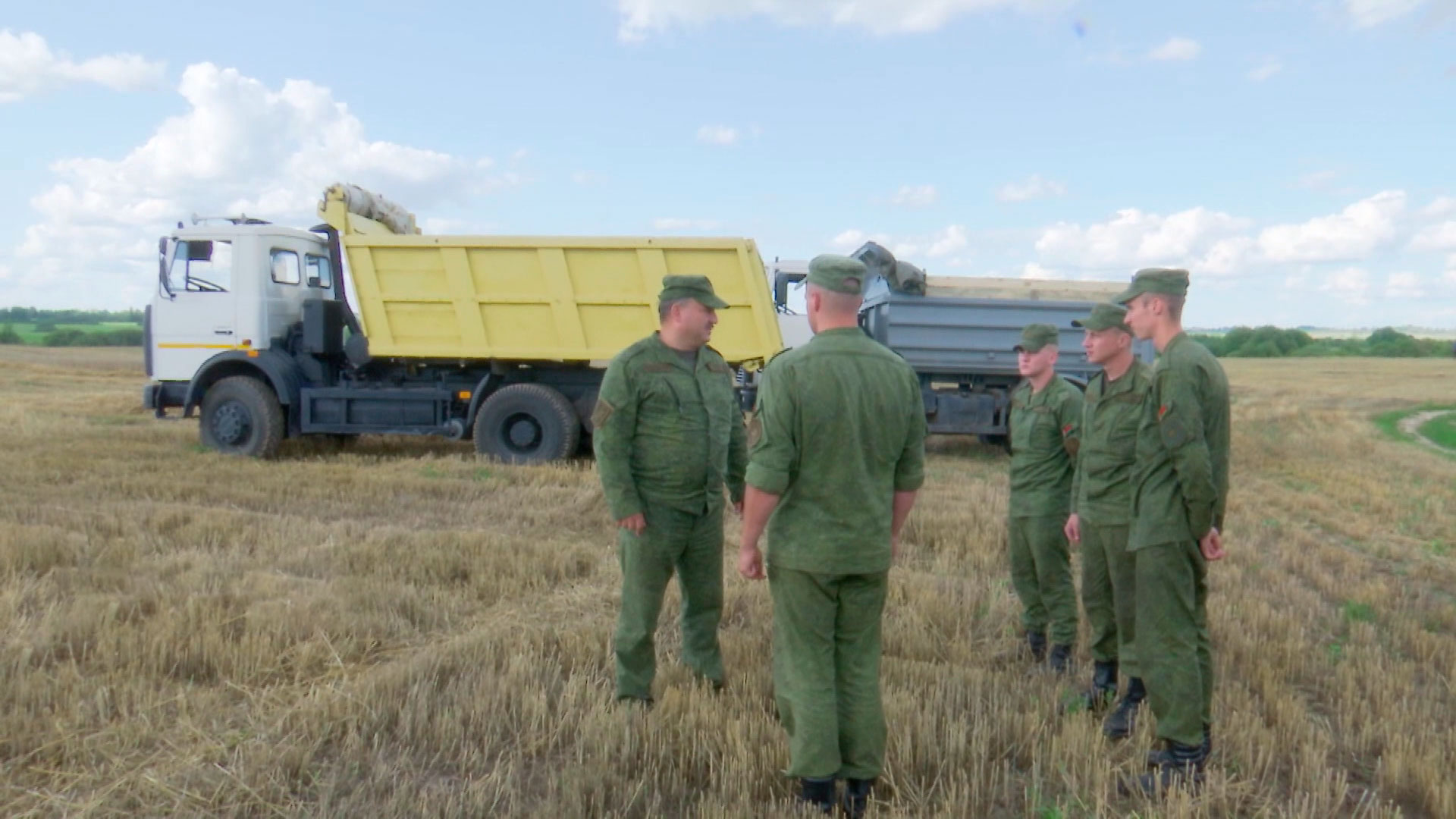 Помогают даже военнослужащие. Кто они – герои жатвы-2023? Пообщались с белорусскими аграриями