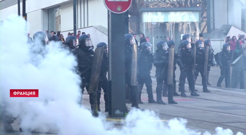 В Париже в 16-й раз прошёл митинг «жёлтых жилетов»