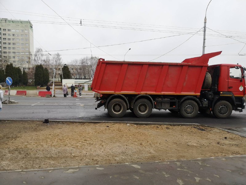 В Минске грузовик сбил женщину, которая переходила дорогу на красный свет -1