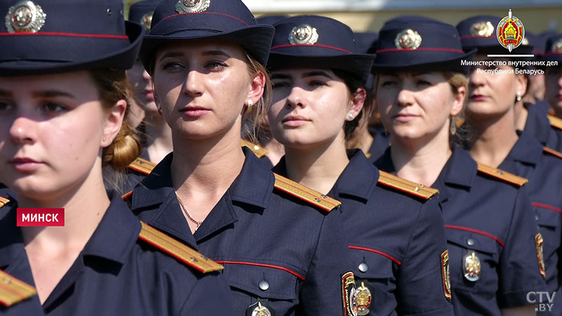 В лёгких платьях и шляпках. Женщины-военнослужащие пройдут на параде в День Независимости -5