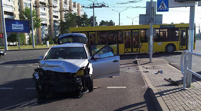 Авария в Минске: водитель «Жигулей» не уступил дорогу встречному авто и получил ЧМТ-4