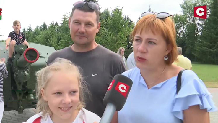 «Живой» флаг Беларуси и реконструкция сражений в небе. Как в Могилёве отметили 80-летие освобождения города?-4