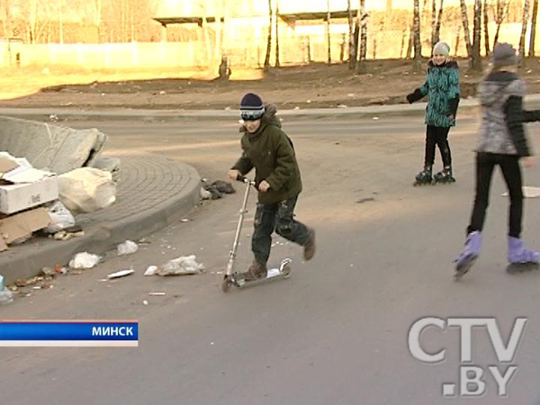 Жители Советского и Первомайского районов Минска воюют с коммунальщиками: канализацию прорывает, дворы грязные, фонари не горят 