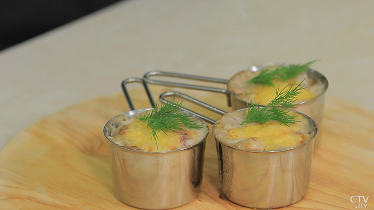 Жюльен с курицей и грибами. Рассказываем, как быстро и вкусно приготовить блюдо-19
