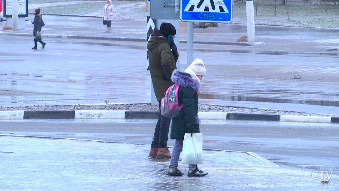 За сутки около тысячи случаев. В Беларуси увеличилось число обращений с холодовыми и гололёдными травмами-1