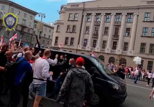 42-летний минчанин подрался с правоохранителями и повредил служебную машину. Расследование завершено