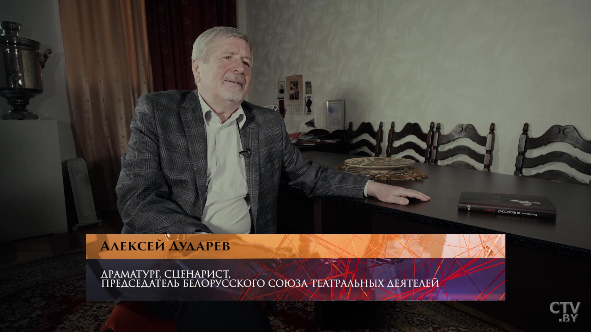 «Роза, смотри, какой парень, красавец». Как известный актёр Янковский познакомился со своей женой?-25