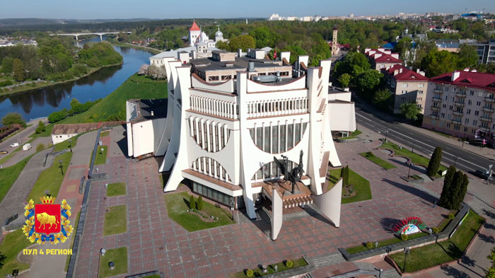 Копия знамени Победы, которое водрузили над Рейхстагом в 1945-м, поднялась над Гродненским драмтеатром-1