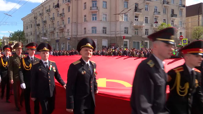 В Могилёве развернули 40-метровое знамя Победы и прошествовали с ним два километра
