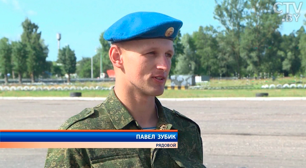 «Для нас всех это важный символ, мы его ждали»: в Бресте десантникам вручили голубые береты-1