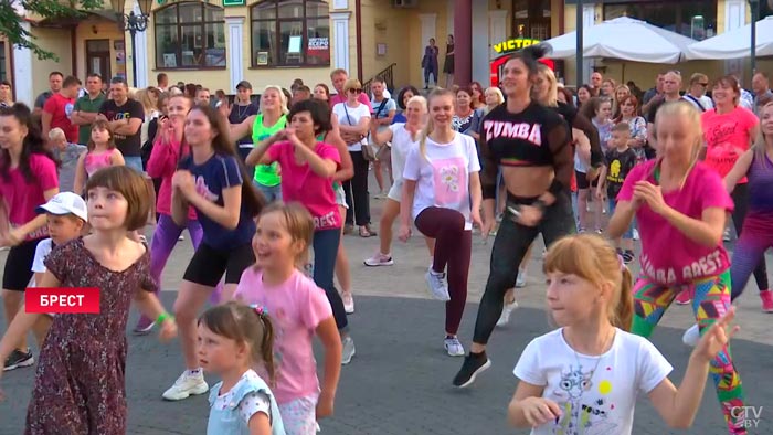 «Zumba танцуют все». В Бресте нашли способ приобщить белорусов к здоровому образу жизни-1